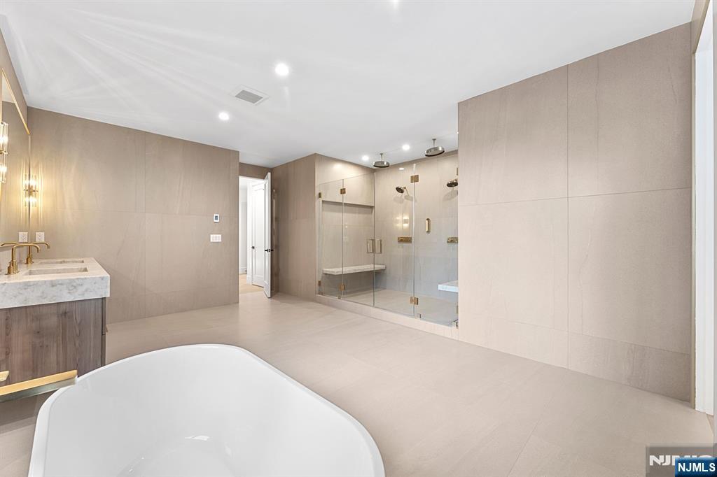 Paramus, New Jersey, 07652, United States, 6 Bedrooms Bedrooms, ,7 BathroomsBathrooms,Residential,Active,2008255