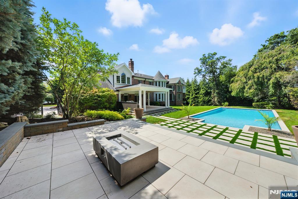 Tenafly, New Jersey, 07670, United States, 6 Bedrooms Bedrooms, ,7 BathroomsBathrooms,Residential,Active,1927680