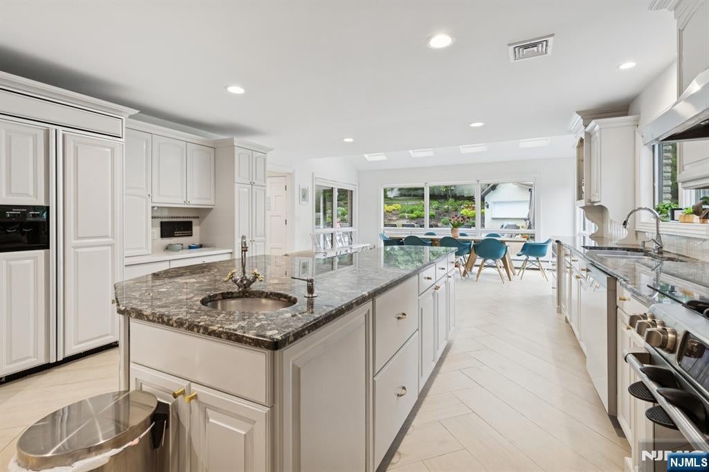 Cresskill, New Jersey, 07626, United States, 8 Bedrooms Bedrooms, ,5 BathroomsBathrooms,Residential,Active,1831840