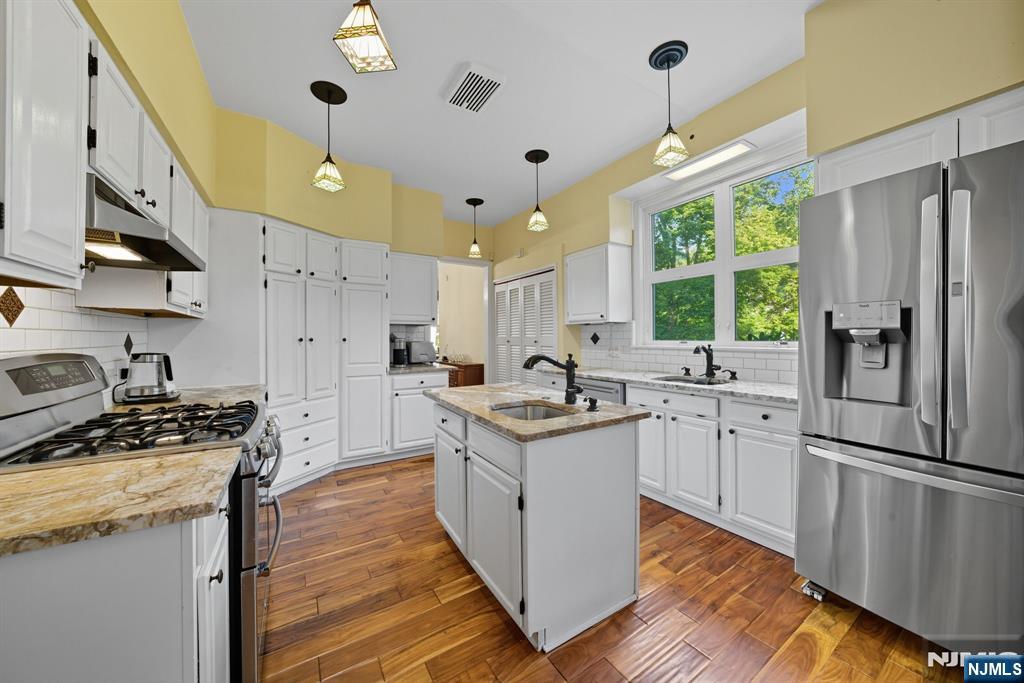 Tenafly, New Jersey, 07670, United States, 6 Bedrooms Bedrooms, ,4 BathroomsBathrooms,Residential,Active,1945075