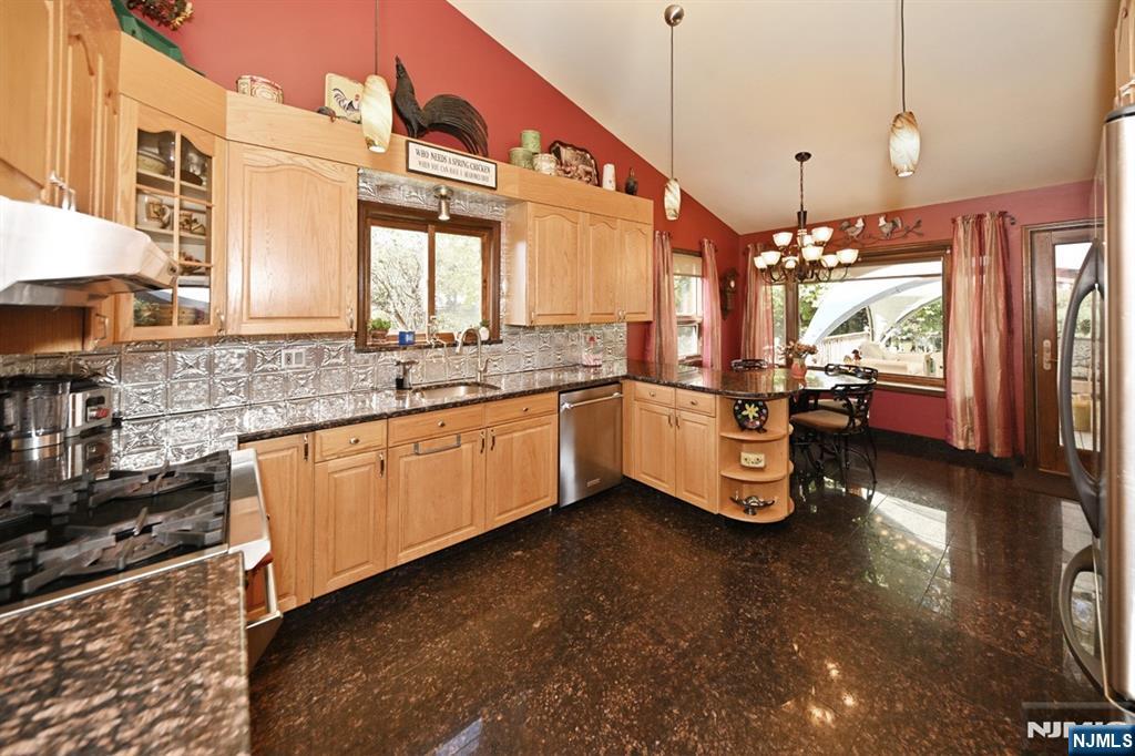 Paramus, New Jersey, 07652, United States, 4 Bedrooms Bedrooms, ,6 BathroomsBathrooms,Residential,Active,1990037