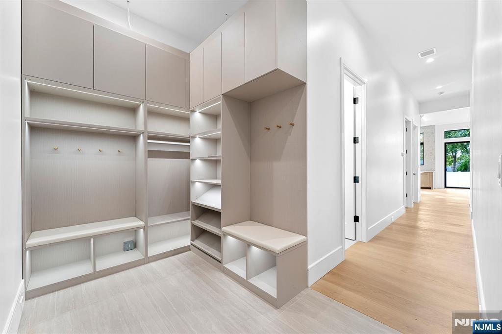 Paramus, New Jersey, 07652, United States, 6 Bedrooms Bedrooms, ,7 BathroomsBathrooms,Residential,Active,1968119