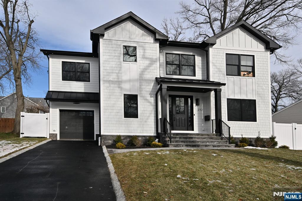 River Edge, New Jersey, 07661, United States, 5 Bedrooms Bedrooms, ,6 BathroomsBathrooms,Residential,Active,2014946