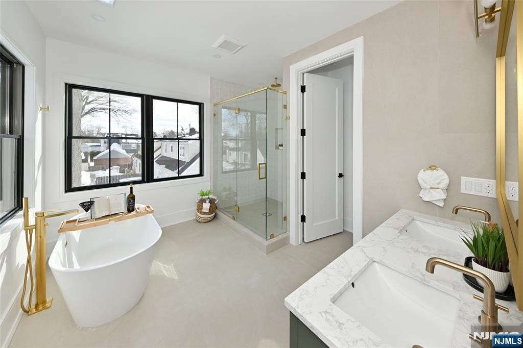 River Edge, New Jersey, 07661, United States, 5 Bedrooms Bedrooms, ,6 BathroomsBathrooms,Residential,Active,2014946