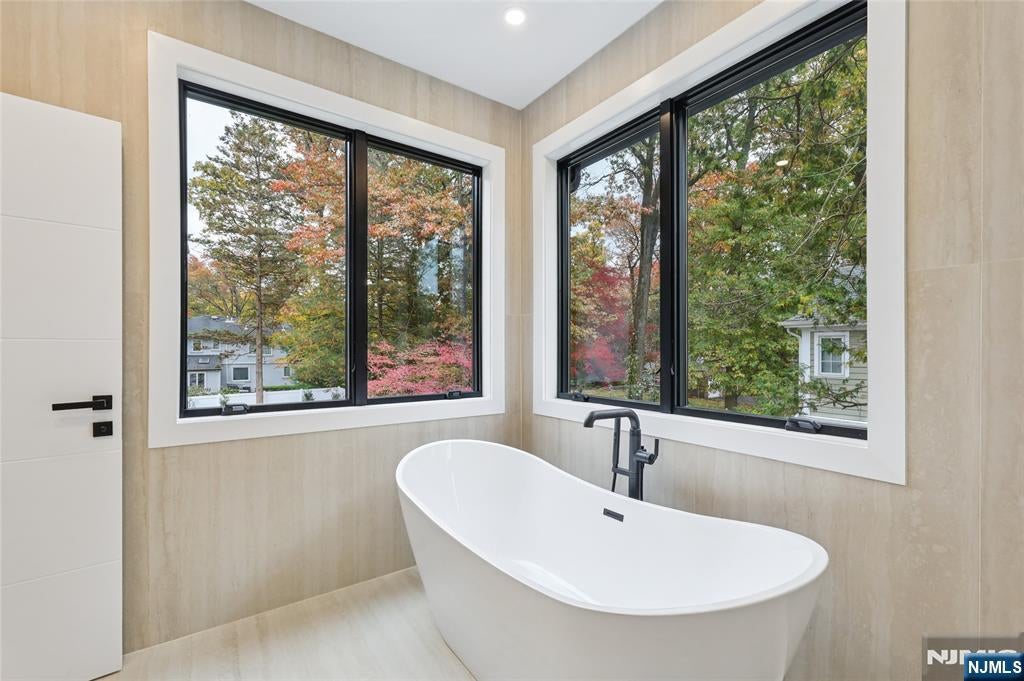 Tenafly, New Jersey, 07670, United States, 6 Bedrooms Bedrooms, ,7 BathroomsBathrooms,Residential,Active,1952304