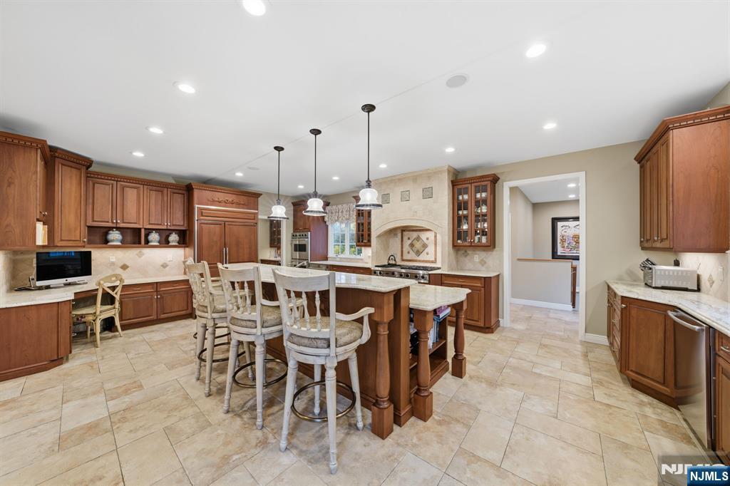 Tenafly, New Jersey, 07670, United States, 6 Bedrooms Bedrooms, ,4 BathroomsBathrooms,Residential,Pending,2007021