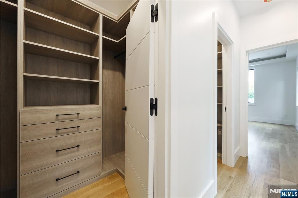 Tenafly, New Jersey, 07670, United States, 6 Bedrooms Bedrooms, ,7 BathroomsBathrooms,Residential,Active,1952304