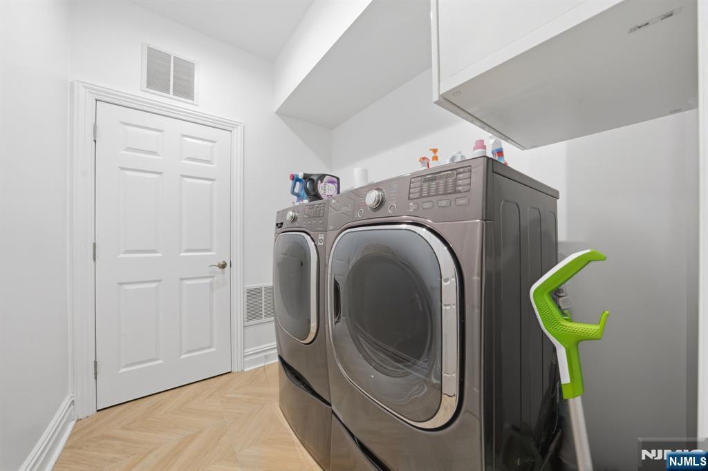 Tenafly, New Jersey, 07670, United States, 4 Bedrooms Bedrooms, ,5 BathroomsBathrooms,Residential,Active,2045606