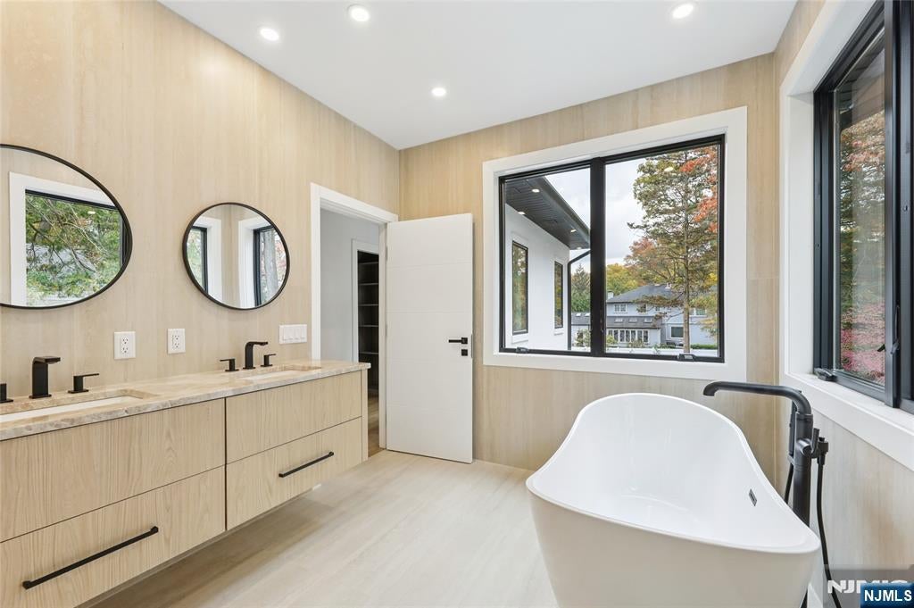 Tenafly, New Jersey, 07670, United States, 6 Bedrooms Bedrooms, ,7 BathroomsBathrooms,Residential,Active,1952304