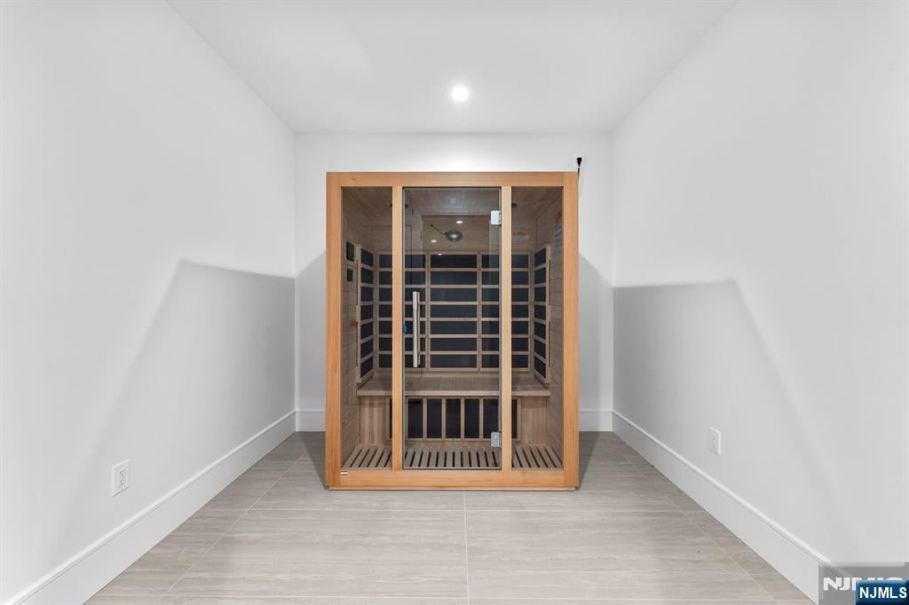 Paramus, New Jersey, 07652, United States, 6 Bedrooms Bedrooms, ,7 BathroomsBathrooms,Residential,Active,2008255