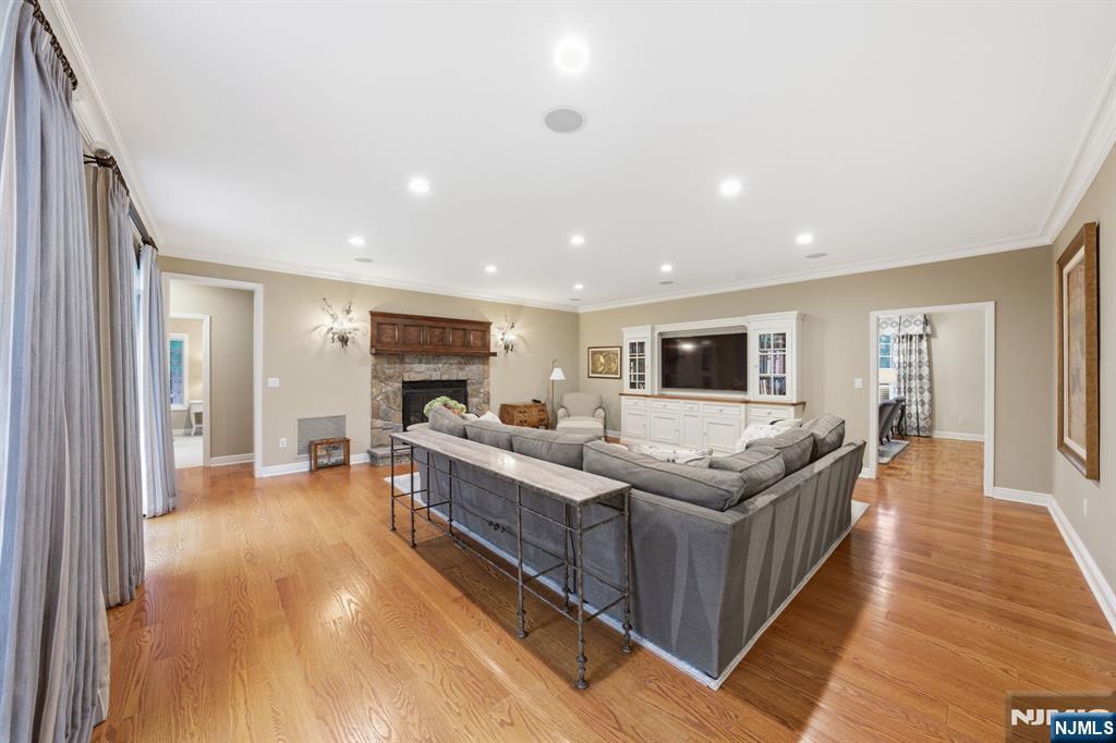 Tenafly, New Jersey, 07670, United States, 6 Bedrooms Bedrooms, ,4 BathroomsBathrooms,Residential,Pending,2007021