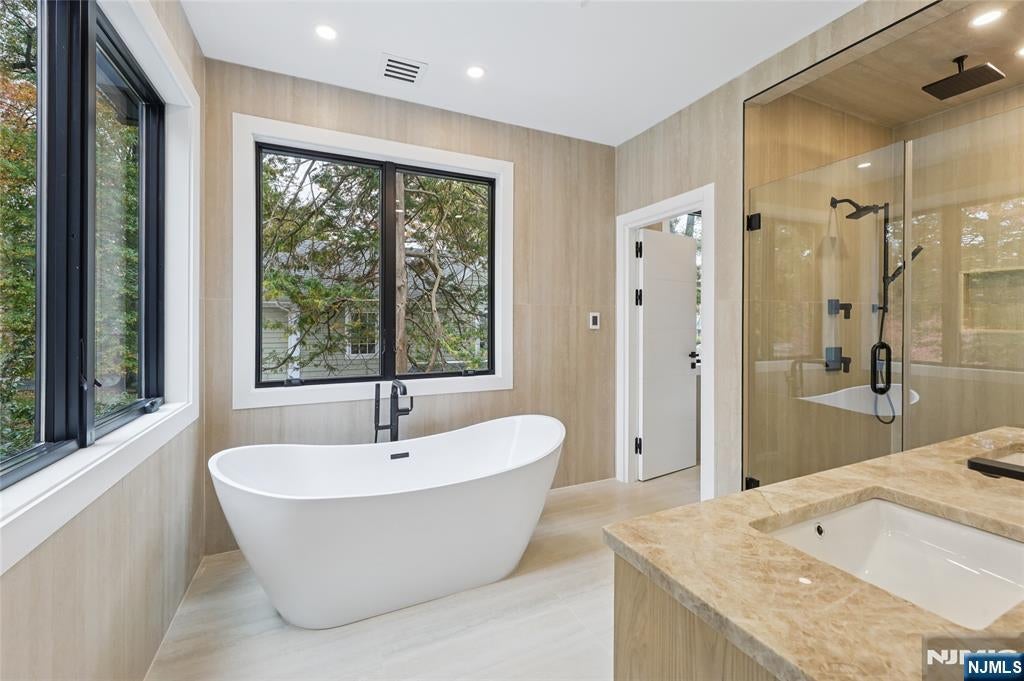 Tenafly, New Jersey, 07670, United States, 6 Bedrooms Bedrooms, ,7 BathroomsBathrooms,Residential,Active,1952304