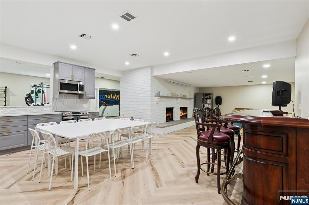 Cresskill, New Jersey, 07626, United States, 8 Bedrooms Bedrooms, ,5 BathroomsBathrooms,Residential,Active,1831840
