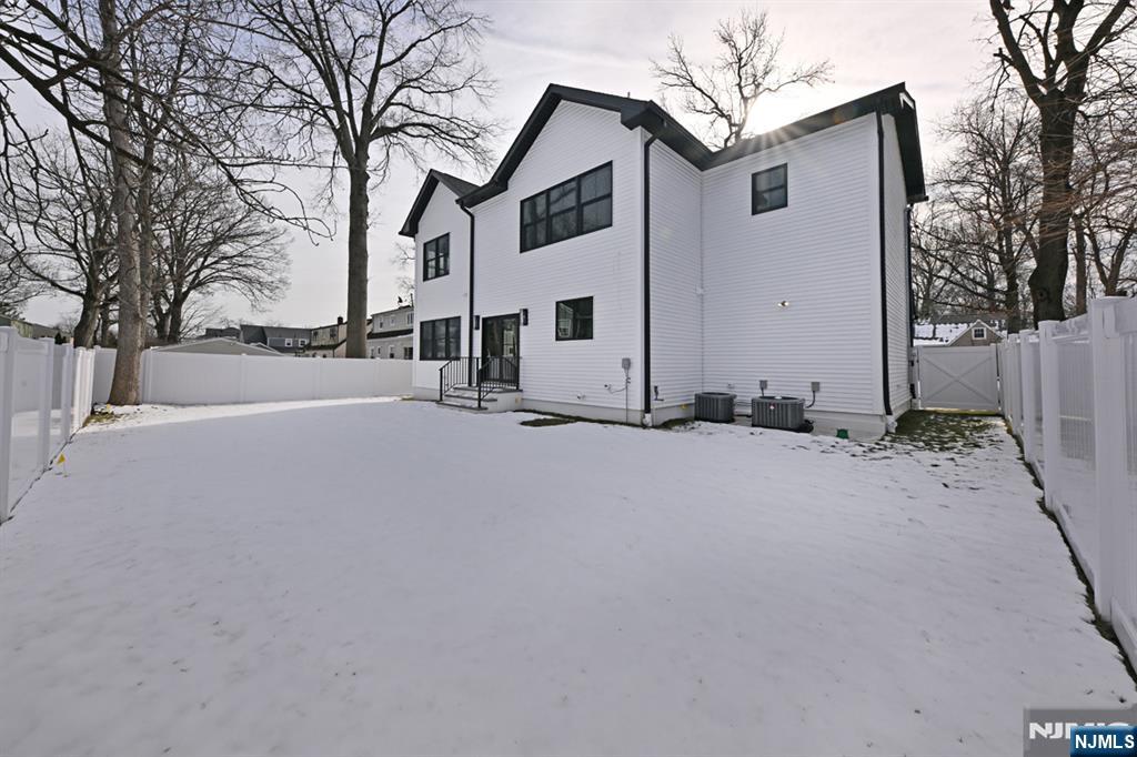 River Edge, New Jersey, 07661, United States, 5 Bedrooms Bedrooms, ,6 BathroomsBathrooms,Residential,Active,2014946