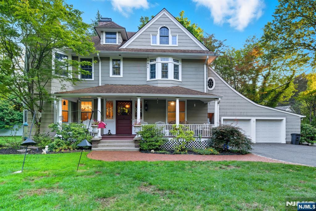 Tenafly, New Jersey, 07670, United States, 6 Bedrooms Bedrooms, ,4 BathroomsBathrooms,Residential,Active,1945075