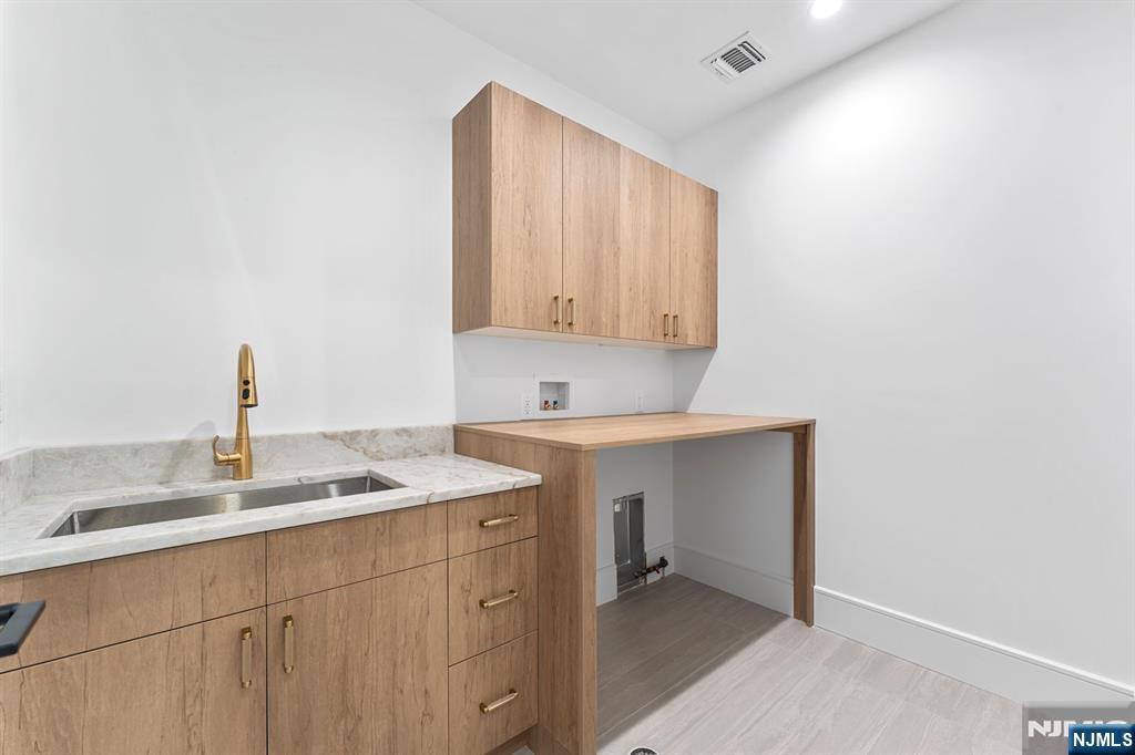 Paramus, New Jersey, 07652, United States, 6 Bedrooms Bedrooms, ,7 BathroomsBathrooms,Residential,Active,1968119