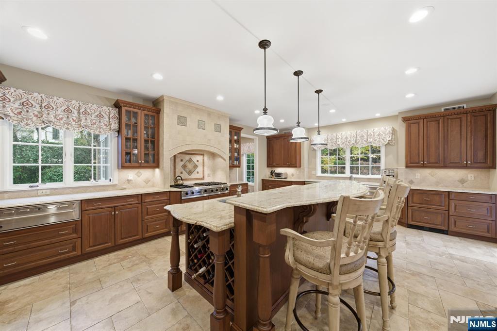 Tenafly, New Jersey, 07670, United States, 6 Bedrooms Bedrooms, ,4 BathroomsBathrooms,Residential,Pending,2007021