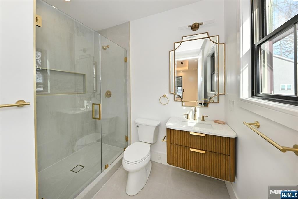 River Edge, New Jersey, 07661, United States, 5 Bedrooms Bedrooms, ,6 BathroomsBathrooms,Residential,Active,2014946