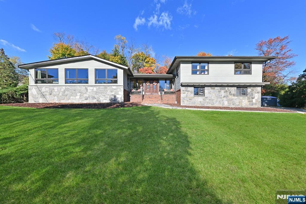 Paramus, New Jersey, 07652, United States, 4 Bedrooms Bedrooms, ,6 BathroomsBathrooms,Residential,Active,1990037