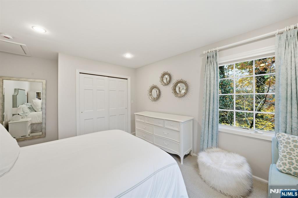 Tenafly, New Jersey, 07670, United States, 6 Bedrooms Bedrooms, ,4 BathroomsBathrooms,Residential,Pending,2007021