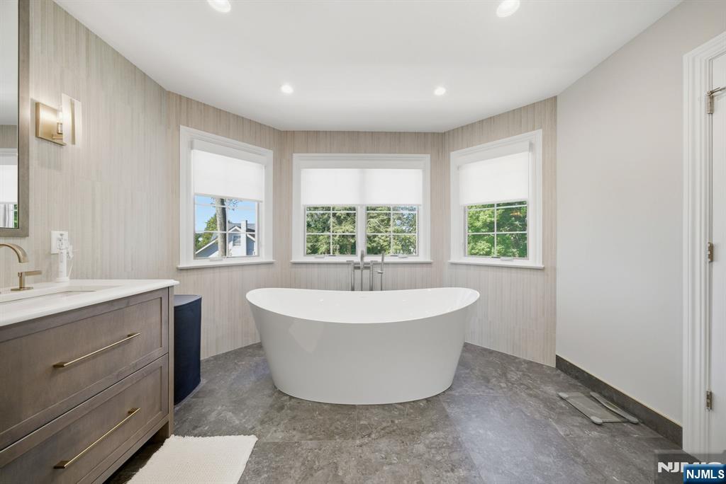 Tenafly, New Jersey, 07670, United States, 5 Bedrooms Bedrooms, ,5 BathroomsBathrooms,Residential,Active,1963283