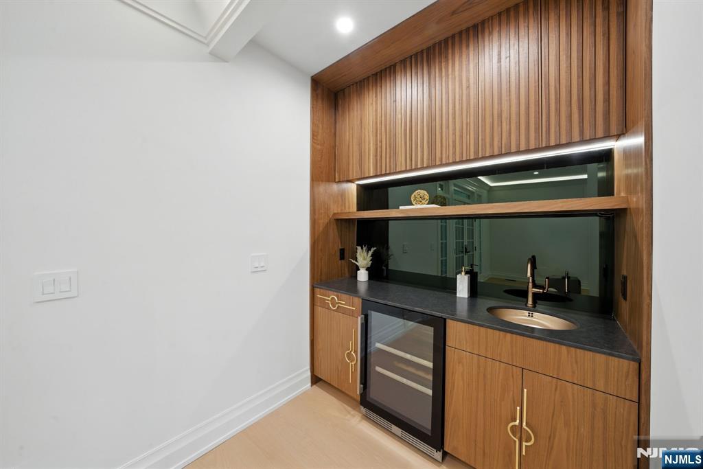 Tenafly, New Jersey, 07670, United States, 6 Bedrooms Bedrooms, ,7 BathroomsBathrooms,Residential,Active,1927680