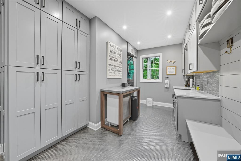 Tenafly, New Jersey, 07670, United States, 5 Bedrooms Bedrooms, ,7 BathroomsBathrooms,Residential,Active,1963399