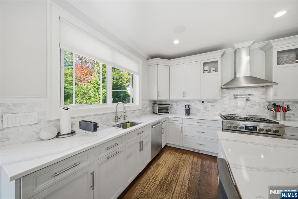 Tenafly, New Jersey, 07670, United States, 5 Bedrooms Bedrooms, ,5 BathroomsBathrooms,Residential,Active,1970990