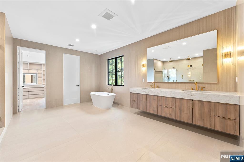 Paramus, New Jersey, 07652, United States, 6 Bedrooms Bedrooms, ,7 BathroomsBathrooms,Residential,Active,1968119