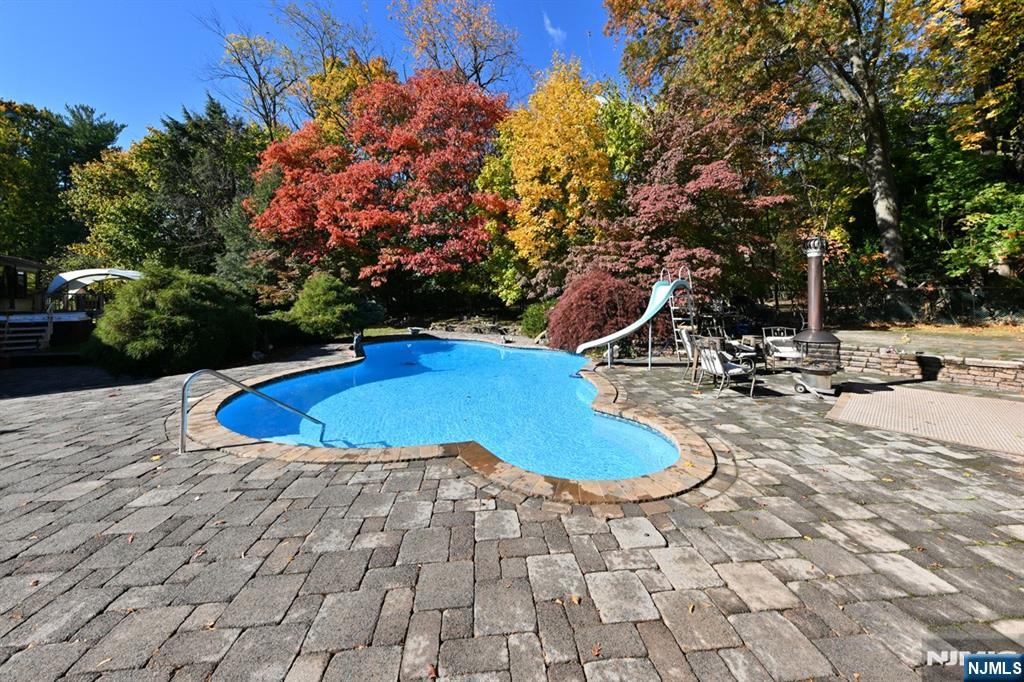 Paramus, New Jersey, 07652, United States, 4 Bedrooms Bedrooms, ,6 BathroomsBathrooms,Residential,Active,1990037