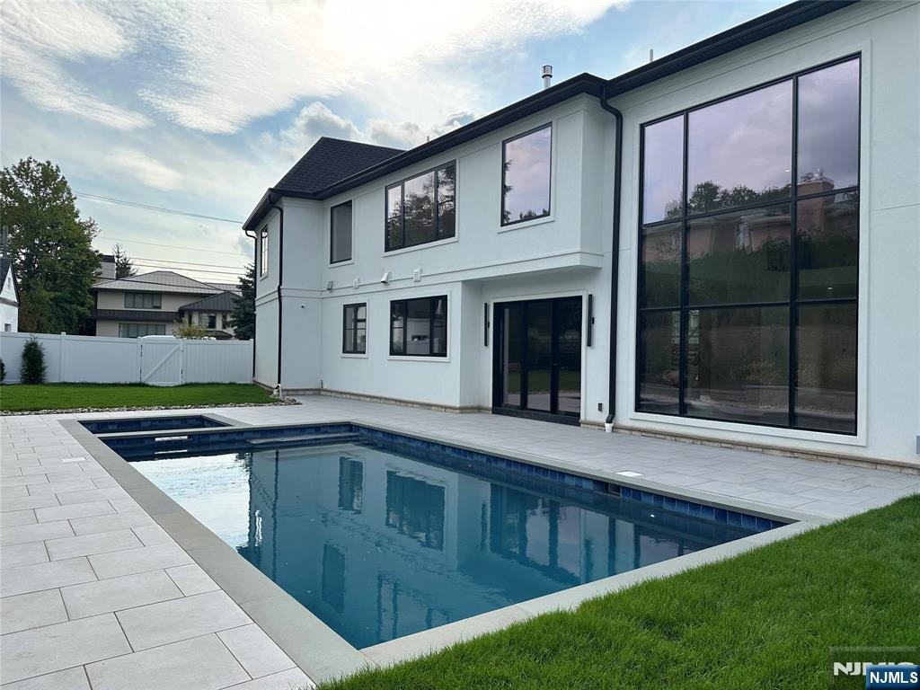 Englewood Cliffs, New Jersey, 07632, United States, 7 Bedrooms Bedrooms, ,8 BathroomsBathrooms,Residential,Active,1952040