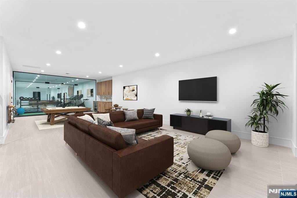 Paramus, New Jersey, 07652, United States, 6 Bedrooms Bedrooms, ,7 BathroomsBathrooms,Residential,Active,1968119