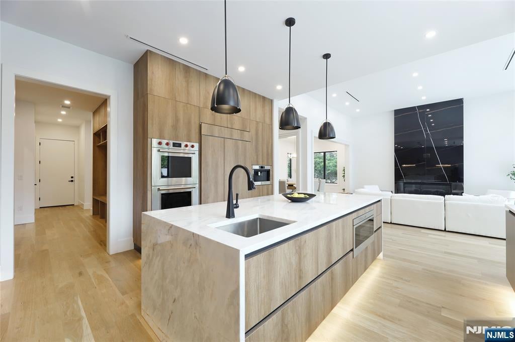 Tenafly, New Jersey, 07670, United States, 6 Bedrooms Bedrooms, ,7 BathroomsBathrooms,Residential,Active,1952304