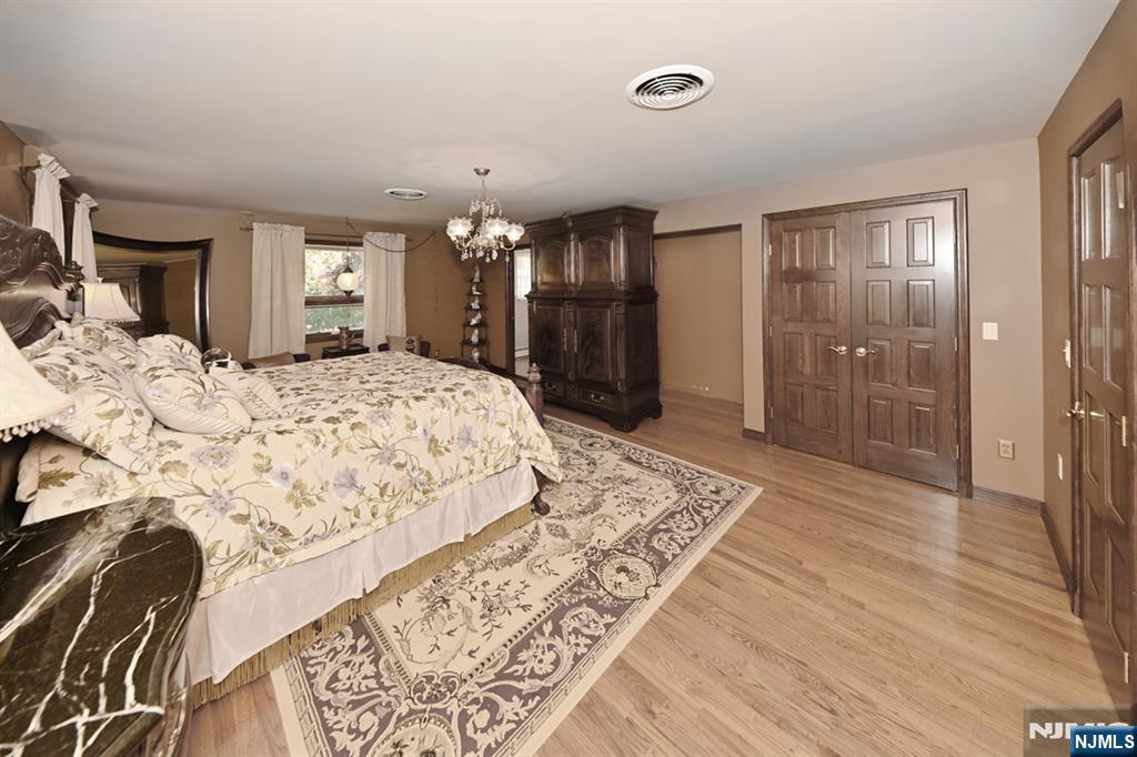 Paramus, New Jersey, 07652, United States, 4 Bedrooms Bedrooms, ,6 BathroomsBathrooms,Residential,Active,1990037