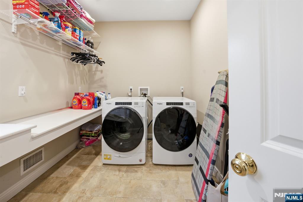 Tenafly, New Jersey, 07670, United States, 6 Bedrooms Bedrooms, ,4 BathroomsBathrooms,Residential,Pending,2007021