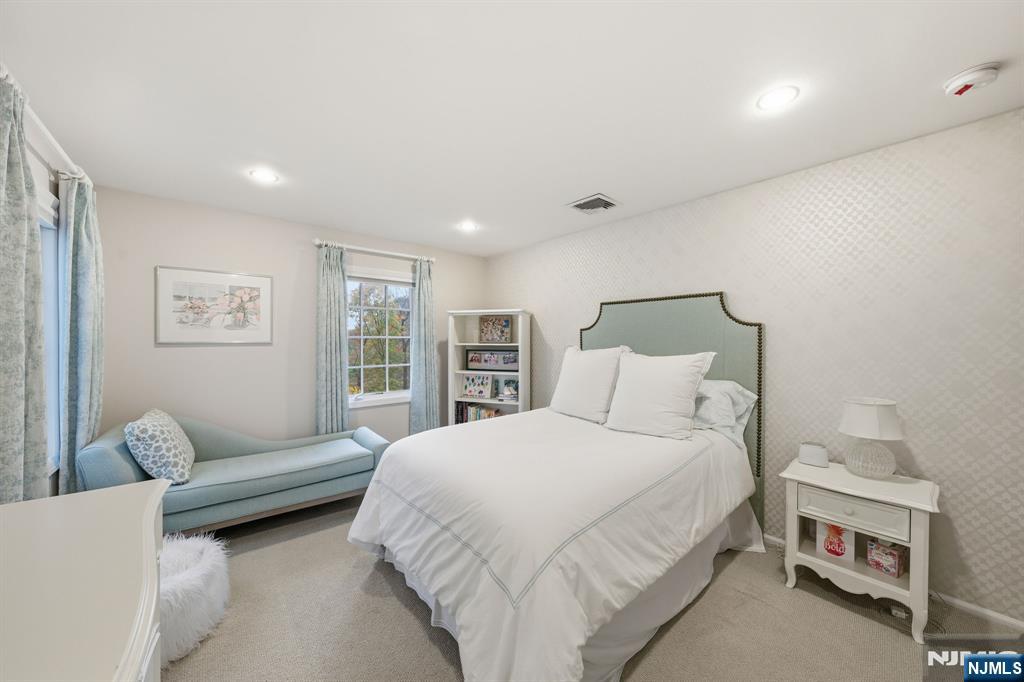 Tenafly, New Jersey, 07670, United States, 6 Bedrooms Bedrooms, ,4 BathroomsBathrooms,Residential,Pending,2007021