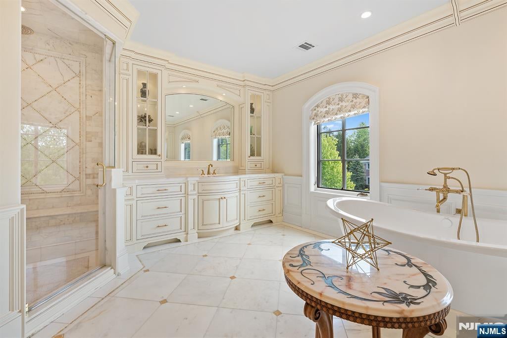 Upper Saddle River, New Jersey, 07458, United States, 6 Bedrooms Bedrooms, ,7 BathroomsBathrooms,Residential,Active,2045761