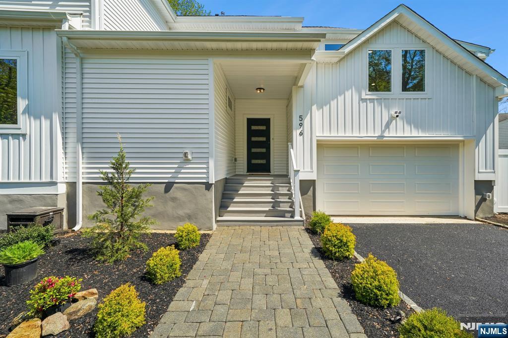 Millburn, New Jersey, 07078, United States, 5 Bedrooms Bedrooms, ,4 BathroomsBathrooms,Residential,Active,2044164
