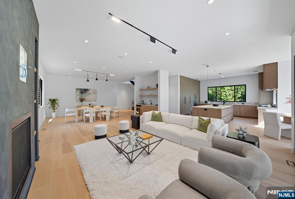 Tenafly, New Jersey, 07670, United States, 6 Bedrooms Bedrooms, ,6 BathroomsBathrooms,Residential,Active,1942348