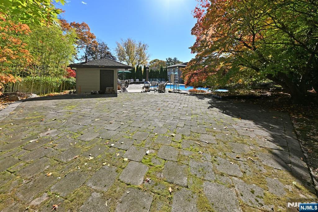 Paramus, New Jersey, 07652, United States, 4 Bedrooms Bedrooms, ,6 BathroomsBathrooms,Residential,Active,1990037