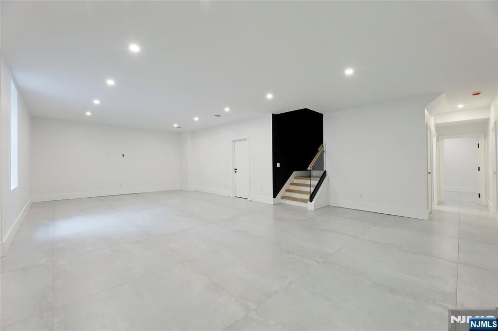 Tenafly, New Jersey, 07670, United States, 6 Bedrooms Bedrooms, ,7 BathroomsBathrooms,Residential,Active,1952304