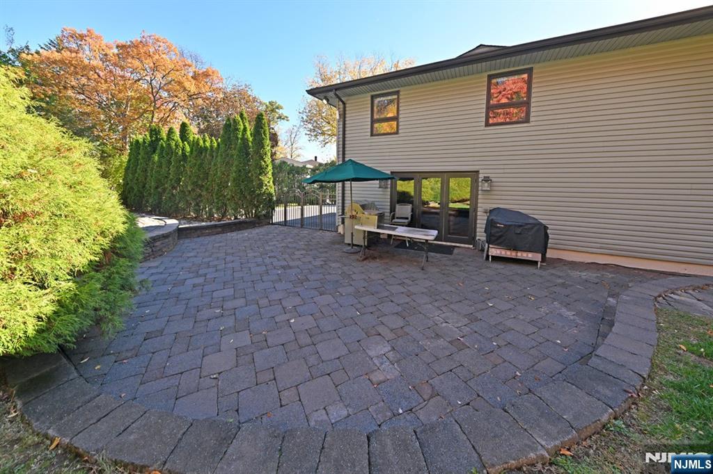 Paramus, New Jersey, 07652, United States, 4 Bedrooms Bedrooms, ,6 BathroomsBathrooms,Residential,Active,1990037