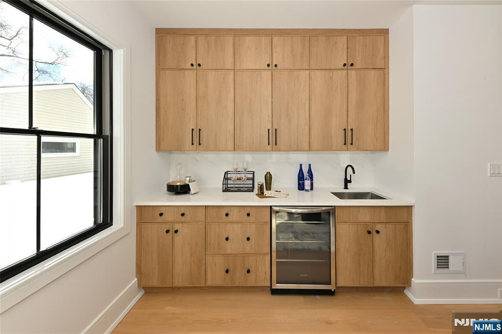 River Edge, New Jersey, 07661, United States, 5 Bedrooms Bedrooms, ,6 BathroomsBathrooms,Residential,Active,2014946