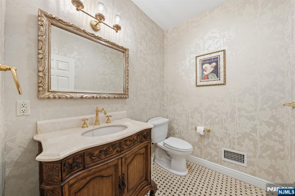 Tenafly, New Jersey, 07670, United States, 6 Bedrooms Bedrooms, ,4 BathroomsBathrooms,Residential,Pending,2007021