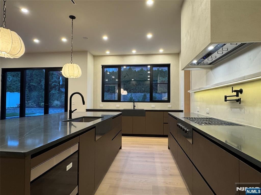 Englewood Cliffs, New Jersey, 07632, United States, 7 Bedrooms Bedrooms, ,8 BathroomsBathrooms,Residential,Active,1952040