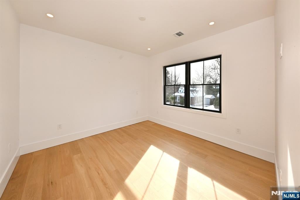 River Edge, New Jersey, 07661, United States, 5 Bedrooms Bedrooms, ,6 BathroomsBathrooms,Residential,Active,2014946