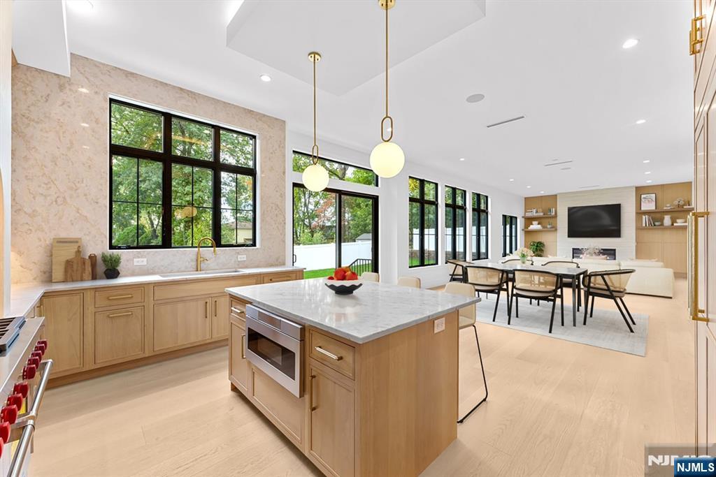 Paramus, New Jersey, 07652, United States, 6 Bedrooms Bedrooms, ,7 BathroomsBathrooms,Residential,Active,1968119