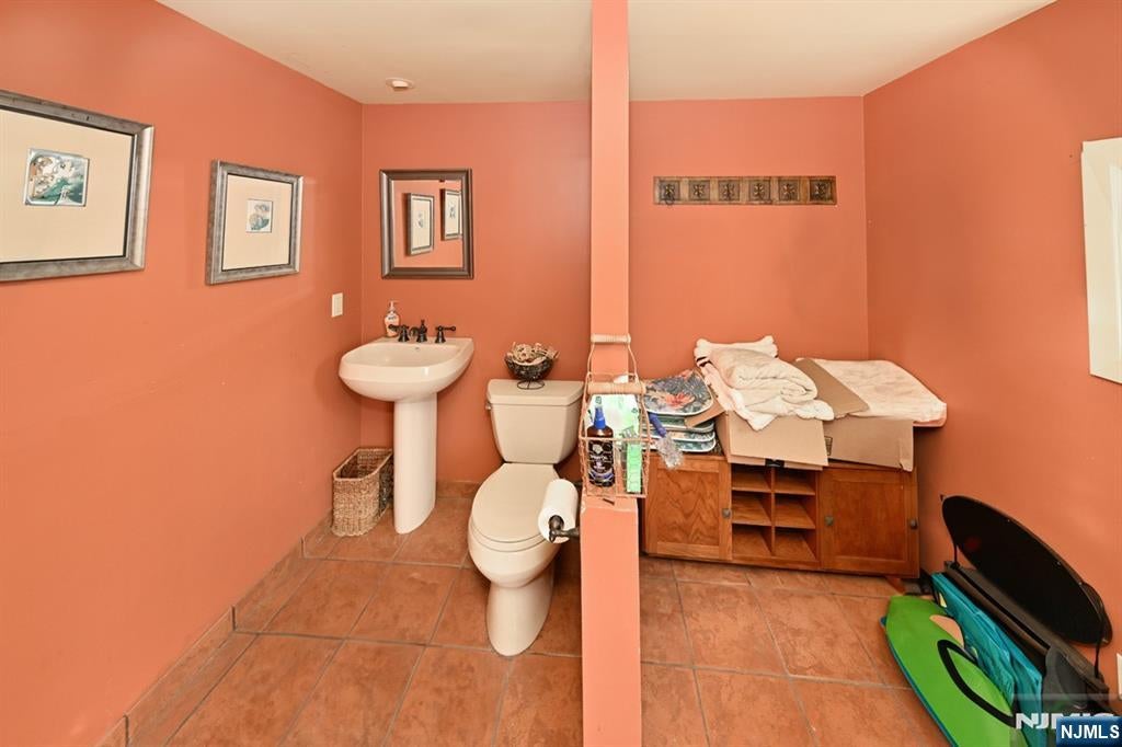 Paramus, New Jersey, 07652, United States, 4 Bedrooms Bedrooms, ,6 BathroomsBathrooms,Residential,Active,1990037