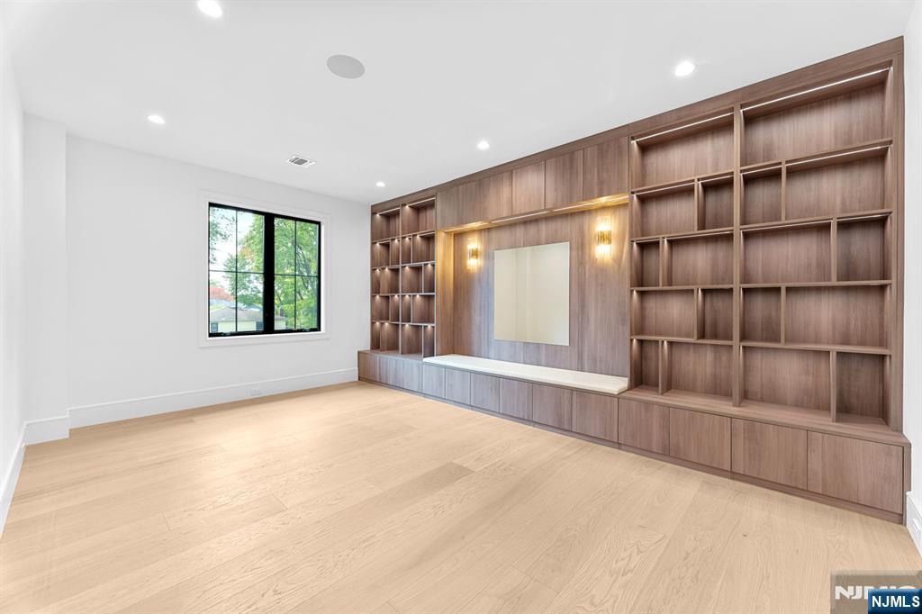 Paramus, New Jersey, 07652, United States, 6 Bedrooms Bedrooms, ,7 BathroomsBathrooms,Residential,Active,2008255