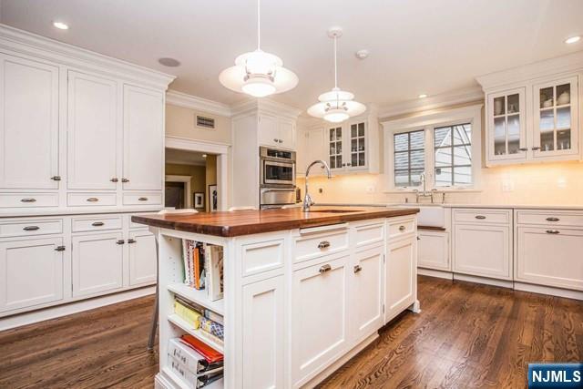 Tenafly, New Jersey, 07670, United States, 4 Bedrooms Bedrooms, ,4 BathroomsBathrooms,Residential,Active,2010150